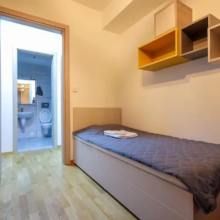 Peaceful And Calm With Free Private Garage Апартаменты *